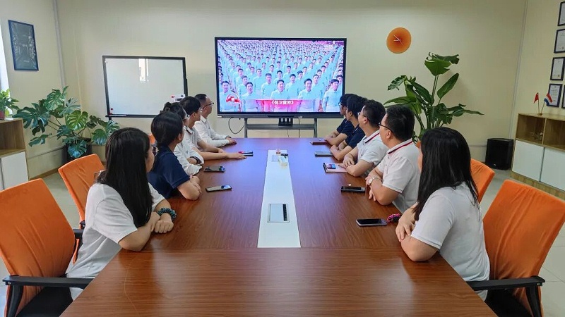 依斯倍組織員工觀看抗戰勝利80周年閱兵儀式 (3)