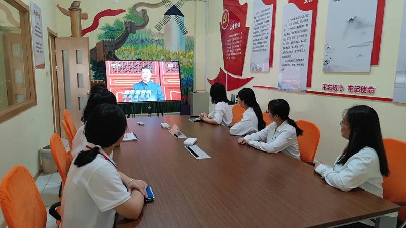 依斯倍組織員工觀看抗戰勝利80周年閱兵儀式 (4) 依斯倍組織員工觀看抗戰勝利80周年閱兵儀式 (4)